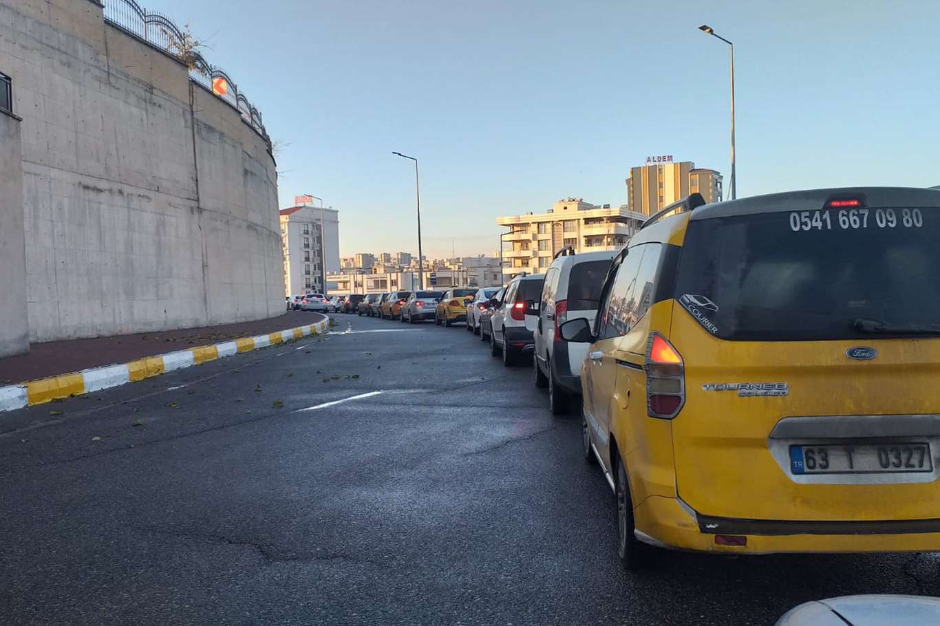 Şanlıurfa otogarında gişenin ağır çalışması "trafiği aksattı" iddiası Şanlıurfa otogarında gişenin ağır çalışması "trafiği aksattı" iddiası